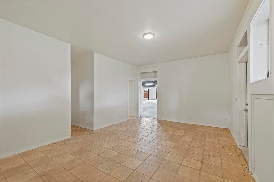 More Photos Of 317 S Old Corry Field Rd, Pensacola Showroom For Lease