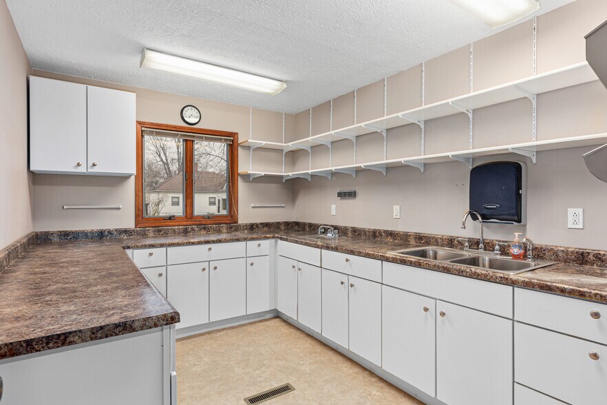 More Photos Of 709 Staunton Rd, Gillespie Office For Sale