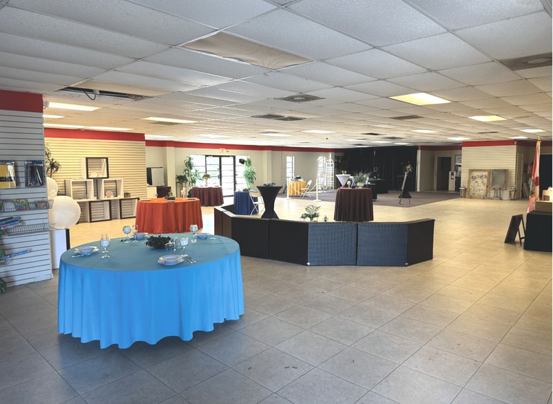 More Photos Of 12090 Metro Pky, Fort Myers Warehouse For Lease