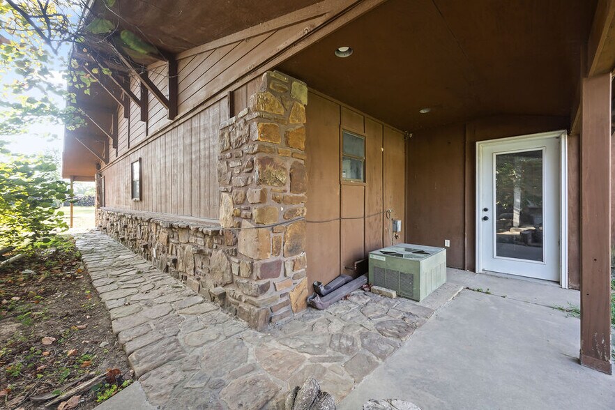 More Photos Of 121 S Nelson Ave, Gentry Light Manufacturing For Sale