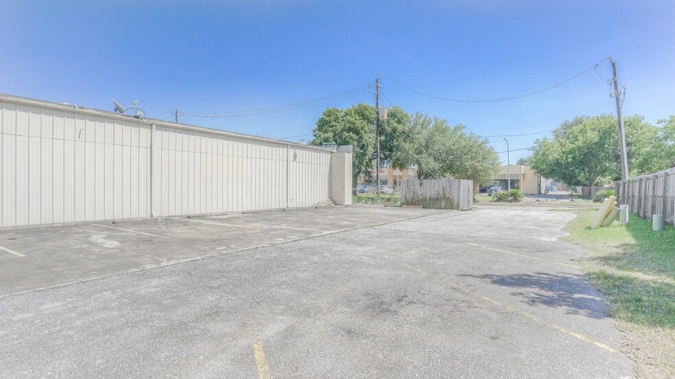 More Photos Of 550 FM 1959 Rd, Houston Storefront Retail Office For Lease