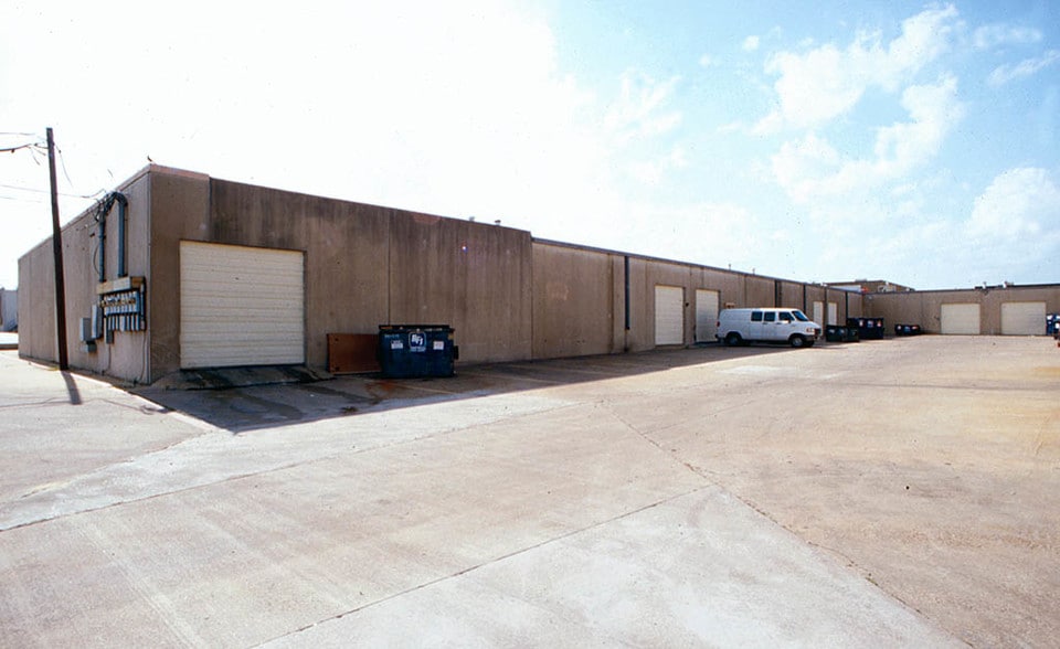 More Photos Of 1408-1410 Summit Ave, Plano Showroom For Lease