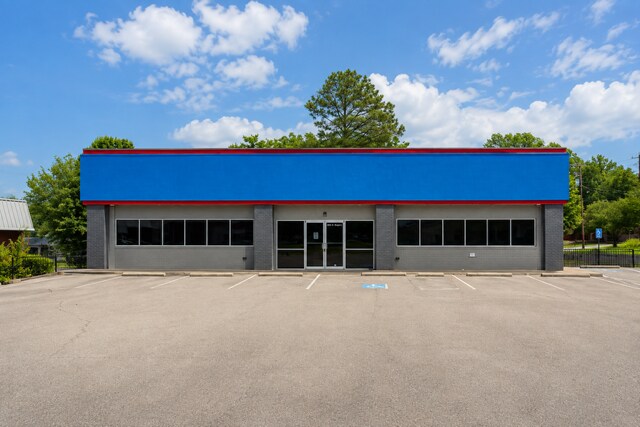 More Photos Of 905 S Rogers St, Clarksville Auto Dealership For Lease