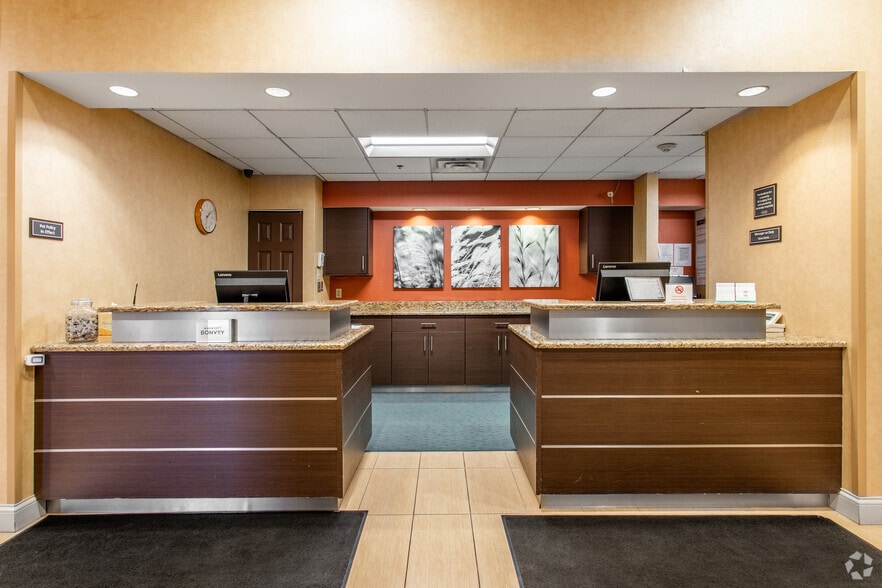 More Photos Of 9765 Crosspoint Blvd, Indianapolis Hotel For Sale