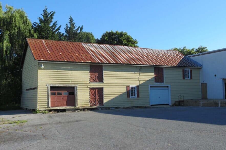 More Photos Of 16 Graybill Rd, Leola Freestanding For Lease