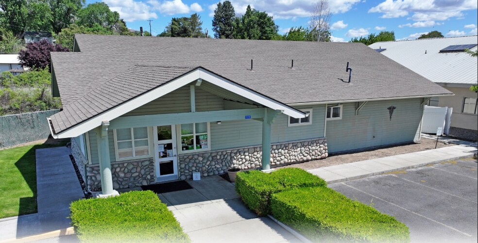 Primary Photo Of 721 N Keys Rd, Yakima Medical For Sale