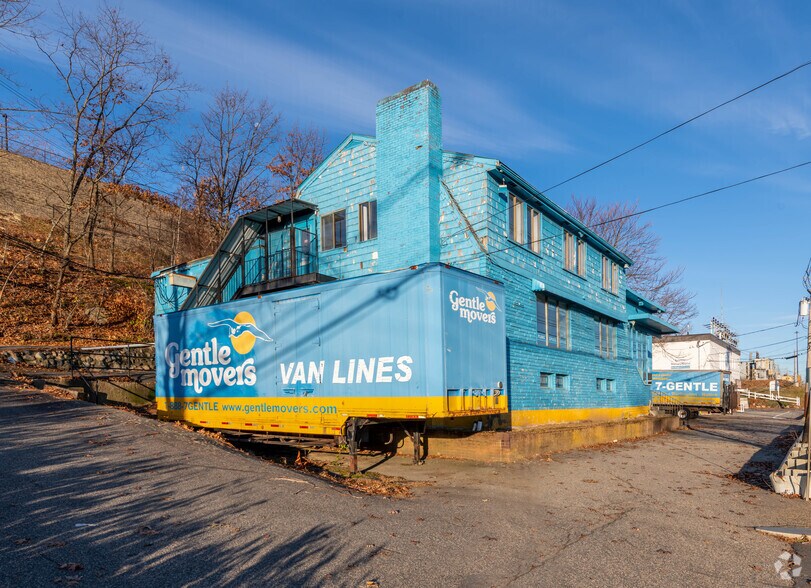 More Photos Of 62 Middlesex Tpke, Burlington Freestanding For Sale