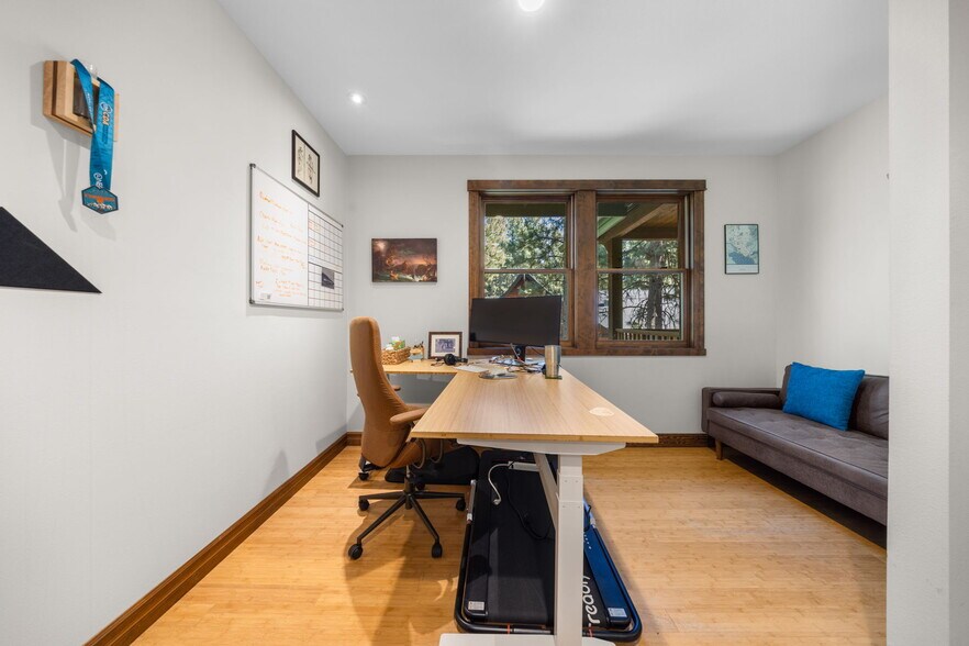 More Photos Of 750 Buckaroo Trl, Sisters Office For Sale