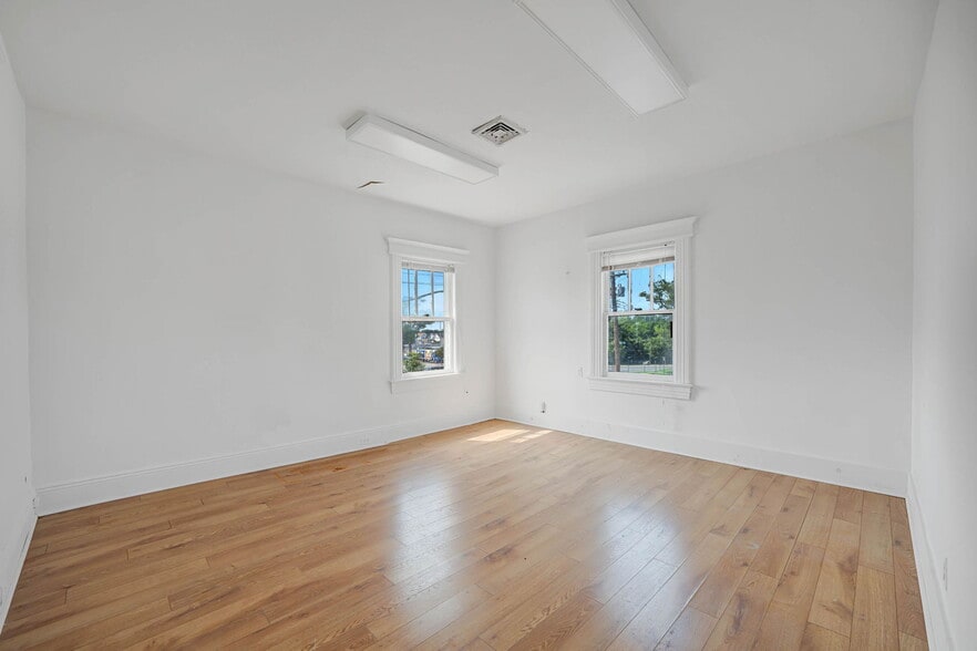 More Photos Of 73 W Merrick Rd, Valley Stream Veterinarian Kennel For Sale