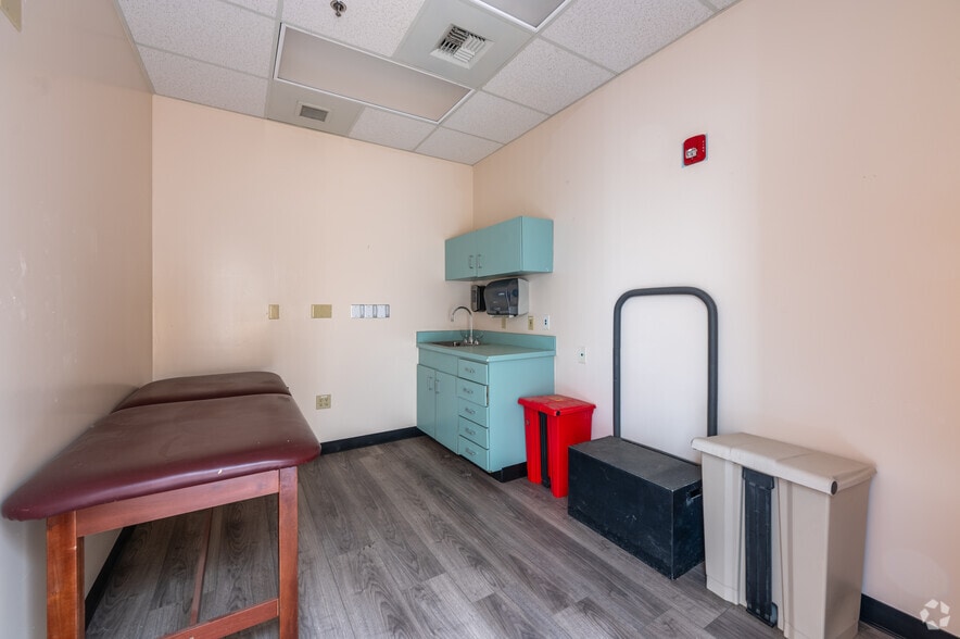 More Photos Of 1501-1503 E Calvada Blvd, Pahrump Medical For Sale