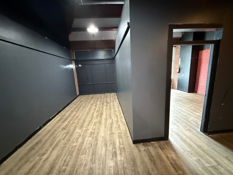 More Photos Of Armour, North Kansas City Unknown For Lease