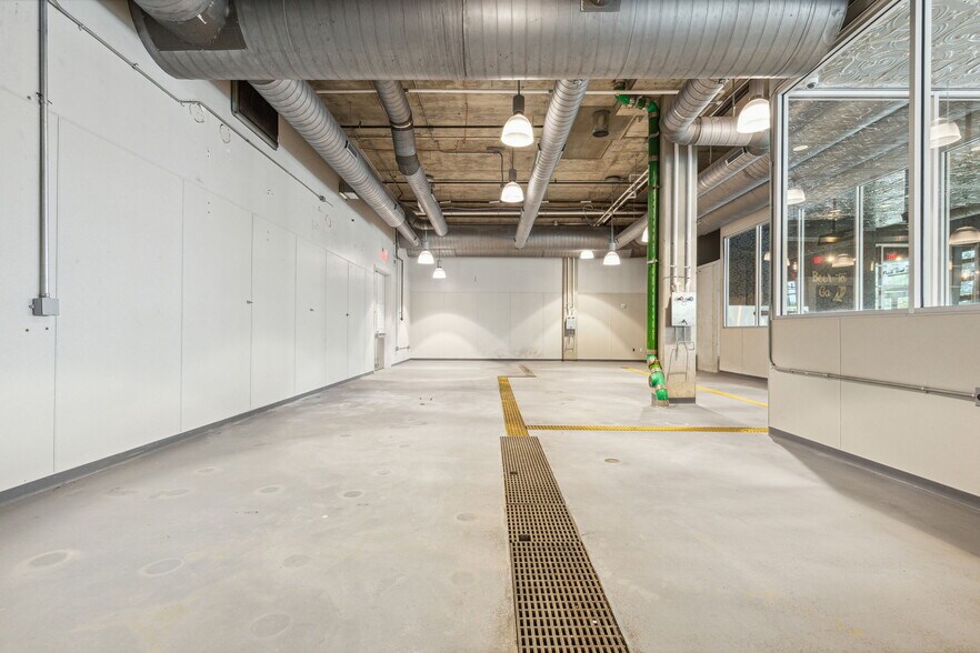 More Photos Of 340 Singleton Blvd, Dallas Restaurant For Lease