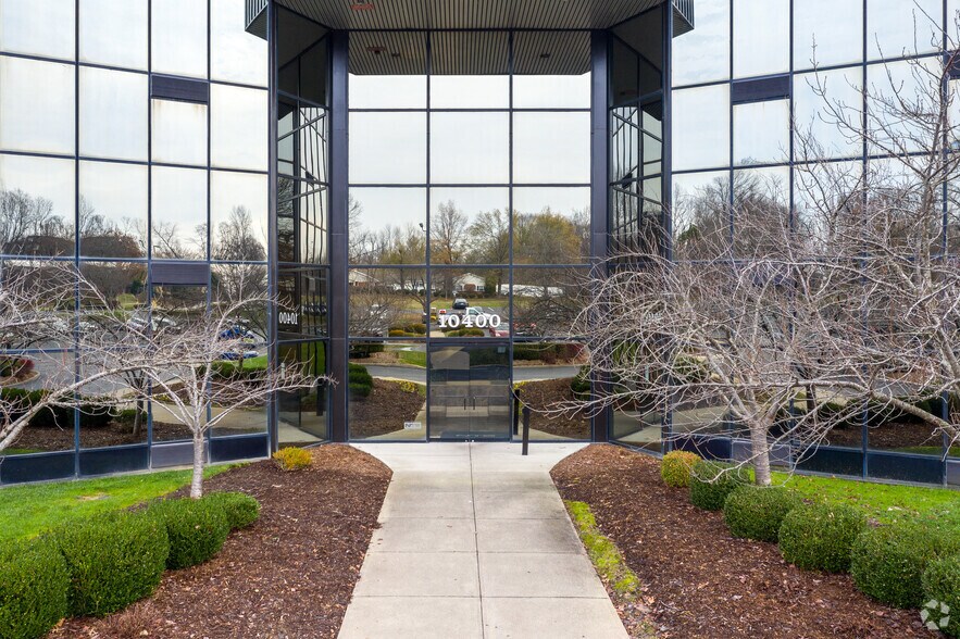 More Photos Of 10400 Linn Station Rd, Louisville Office For Lease