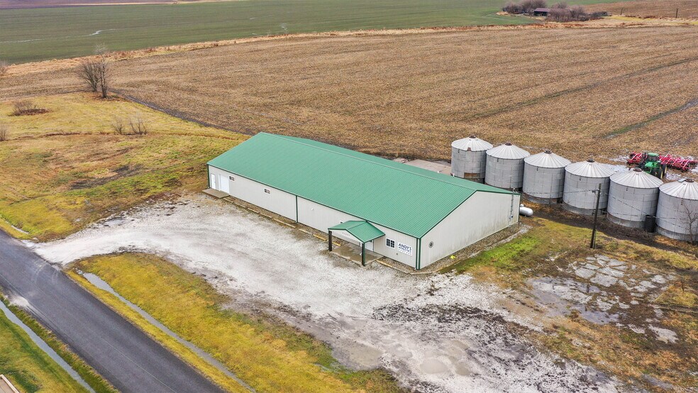 More Photos Of 22987 Cherry Ln, Jerseyville Storefront For Sale