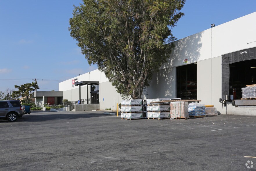 More Photos Of 7261 Lampson Ave, Garden Grove Warehouse For Lease