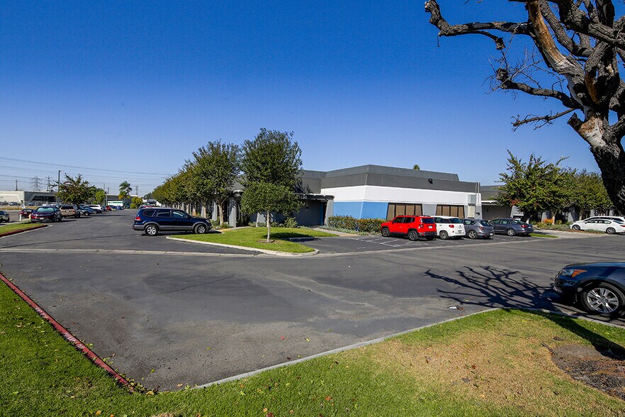 More Photos Of 2621 W Woodland Dr, Anaheim Manufacturing For Sale