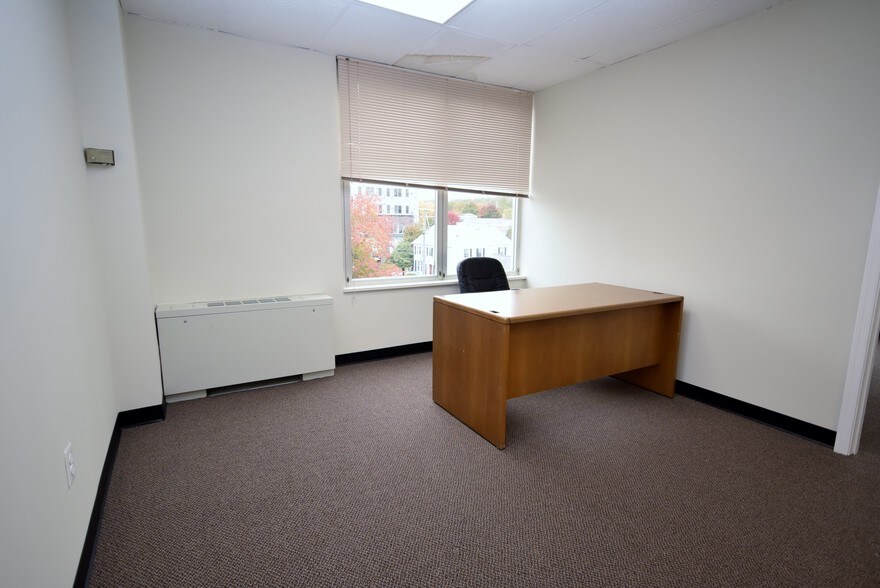 More Photos Of 701 W Broad St, Falls Church Office For Lease