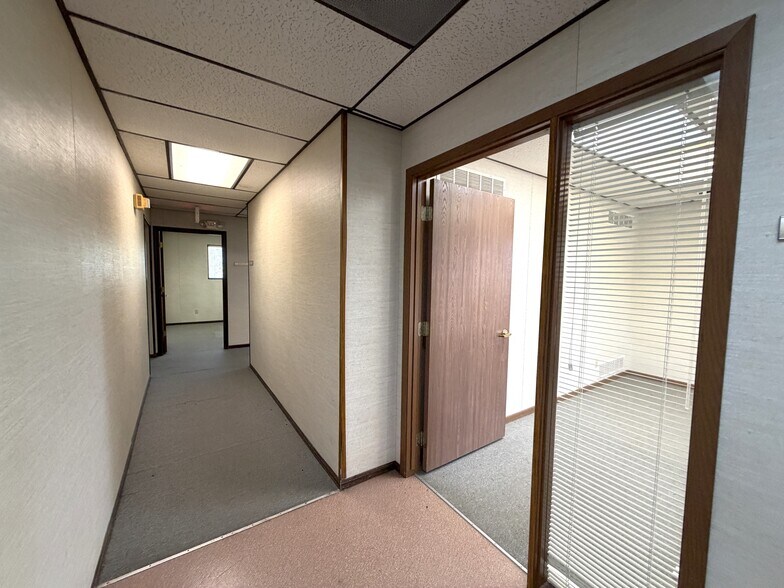 More Photos Of 305 N Mason St, Carrollton Office For Sale