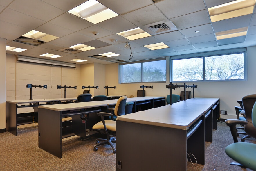 More Photos Of 7000 San Pedro Ave, San Antonio Storefront Retail Office For Sale