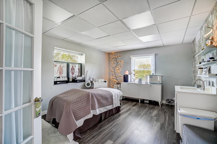 More Photos Of 235 W Franklin St, Centerville Storefront Retail Office For Lease