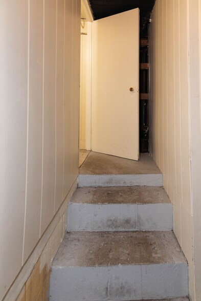 More Photos Of 2816 Old North Point Rd, Baltimore Bar For Sale