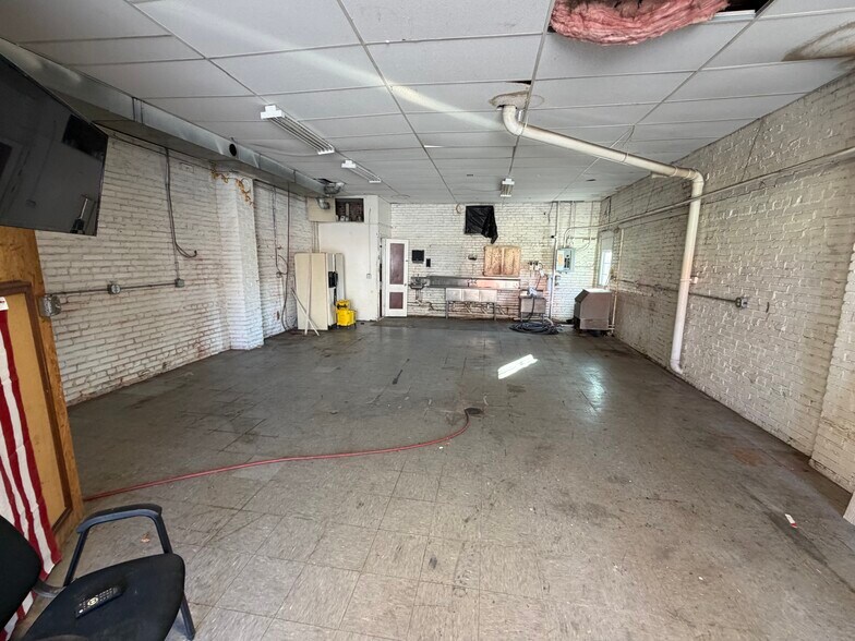 More Photos Of 617 E 16th St, Kansas City Auto Repair For Lease