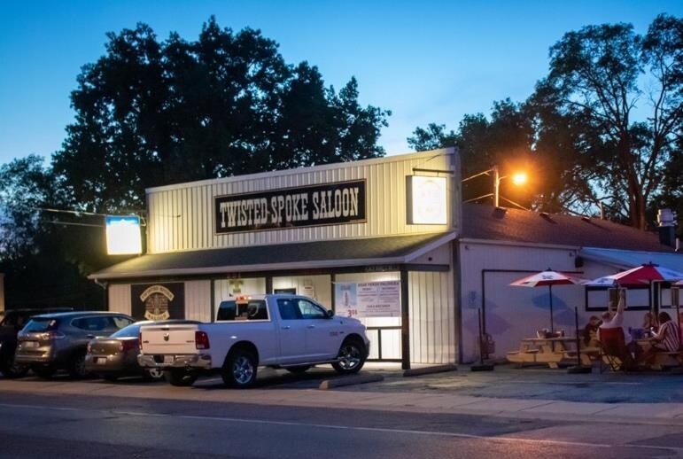 More Photos Of 251 Derby St, Pekin Bar For Lease