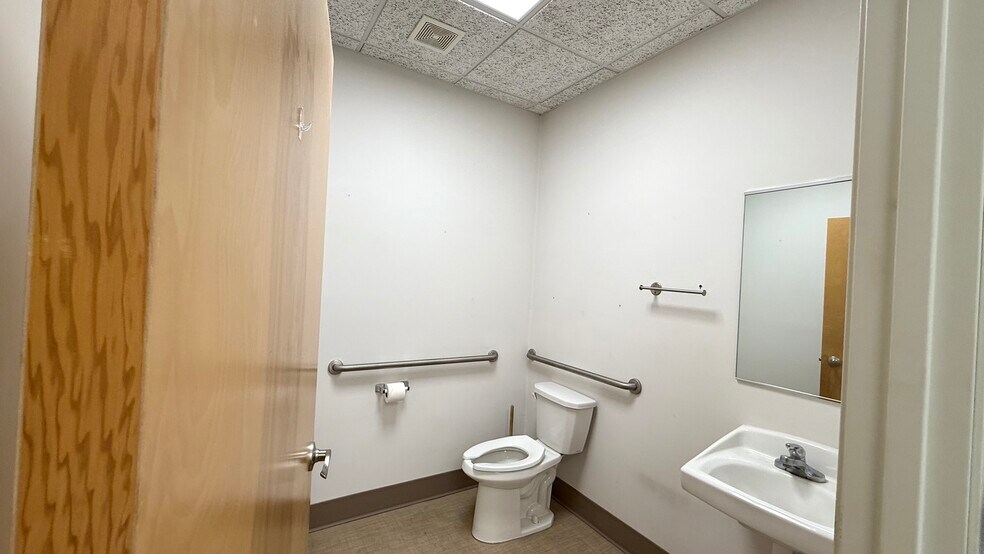 More Photos Of 615-619 Commerce Rd, Richmond Office For Lease