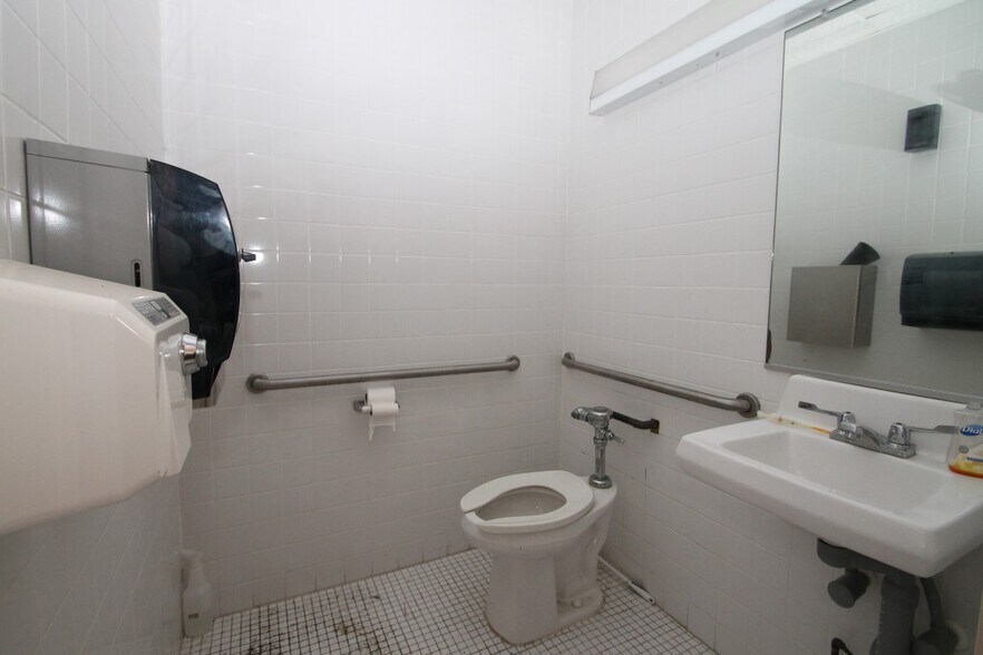 More Photos Of 382 W Main St, Raymondville Office For Sale