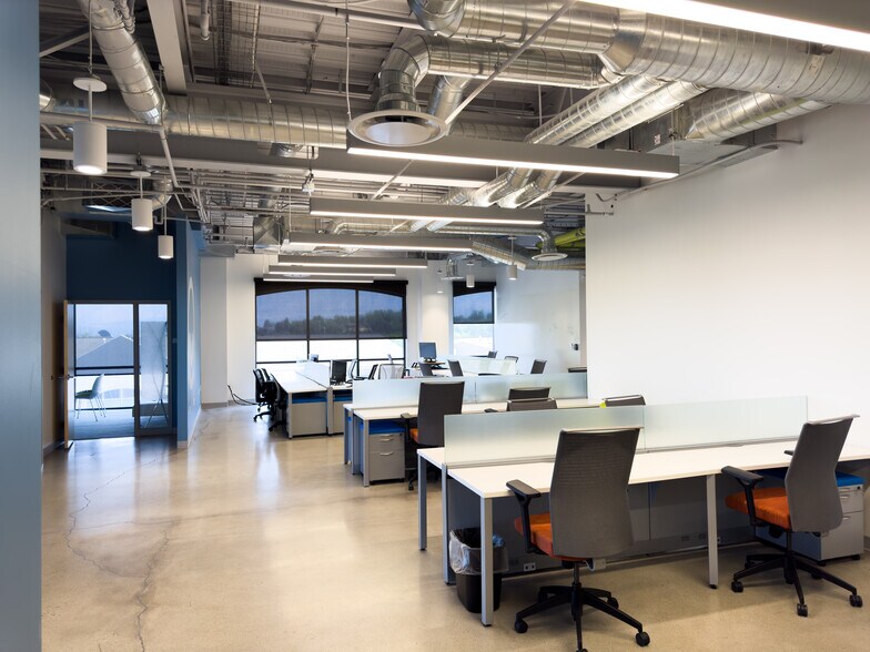 More Photos Of 7440 S Creek Rd, Sandy Office For Lease