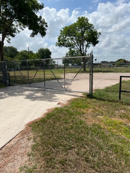 More Photos Of 16303 New Ann St, Cypress Land For Lease