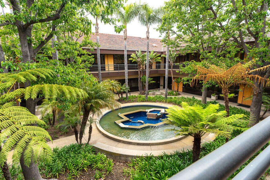 More Photos Of 6390 Greenwich Dr, San Diego Loft Creative Space For Lease