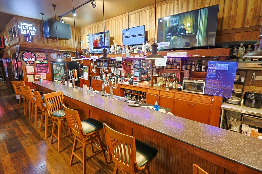 More Photos Of 702 Newmark St, Coos Bay Bar For Sale