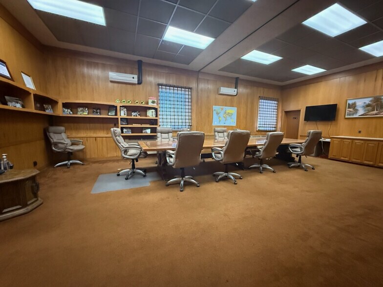 More Photos Of 30 New Ln, Cromwell Distribution For Sale