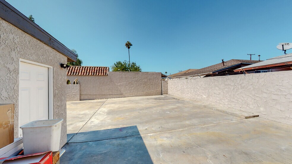 More Photos Of 8311 Rosecrans Ave, Paramount Light Manufacturing For Lease