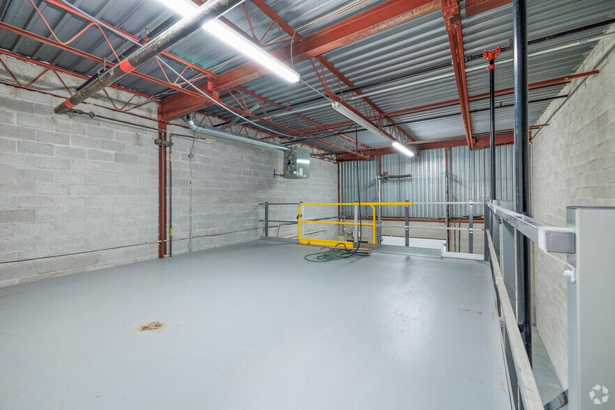 More Photos Of 500-548 Av Meloche, Dorval Warehouse For Lease