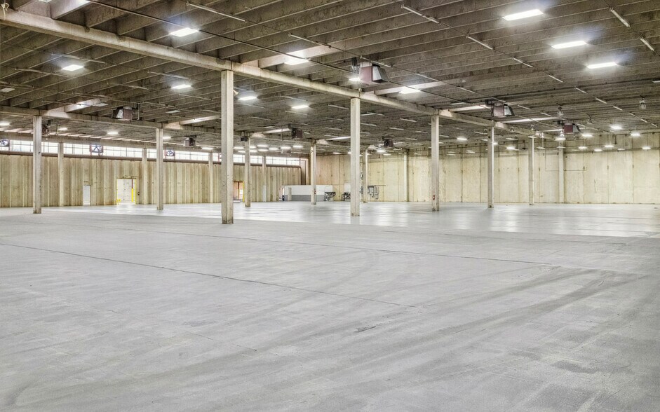 More Photos Of 6900 Woolworth Rd, Shreveport Warehouse For Sale