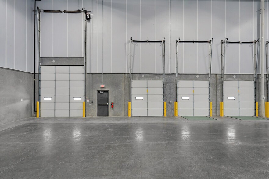 More Photos Of 7777 National Turnpike, Louisville Manufacturing For Lease