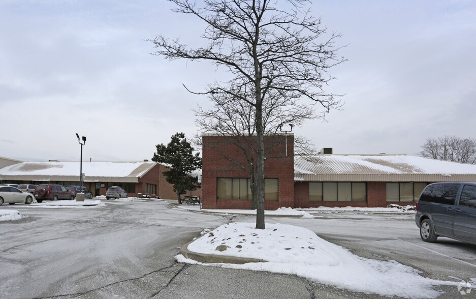 More Photos Of 5650 Tomken Rd, Mississauga Flex For Lease