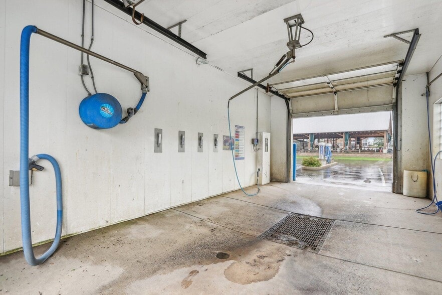 More Photos Of 14967 W National Ave, New Berlin Carwash For Sale