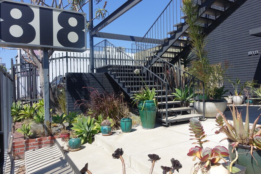More Photos Of 818 N La Brea Ave, Los Angeles Loft Creative Space For Sale