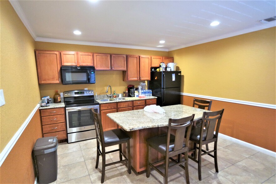 More Photos Of 4800 Rigsby Ave, San Antonio Auto Dealership For Lease