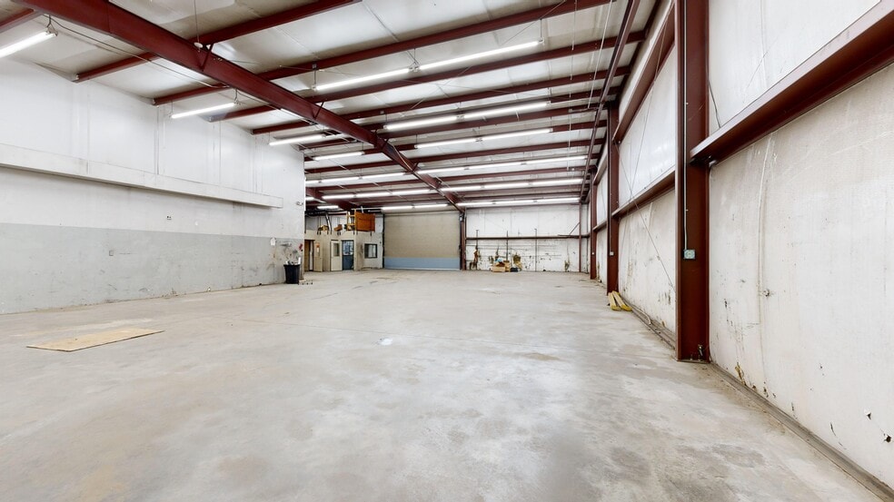 More Photos Of 5250 Veterans Pky, Columbus Flex For Lease