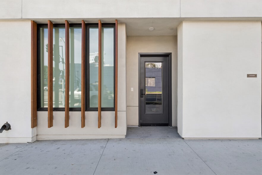 More Photos Of 11701 Santa Monica Blvd, Los Angeles Apartments For Lease