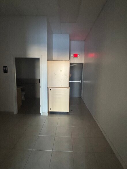 More Photos Of 710 E Sublett Rd, Arlington Unknown For Lease