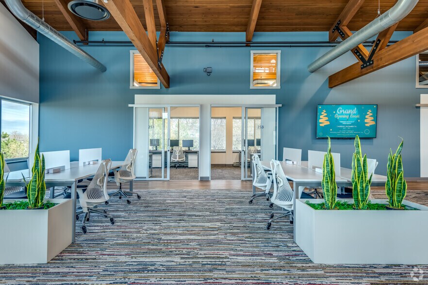 More Photos Of W239 N3490 Pewaukee Rd, Pewaukee Office For Sale