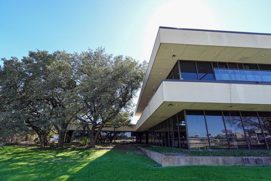 More Photos Of 6224 W Interstate 10, San Antonio Office For Sale