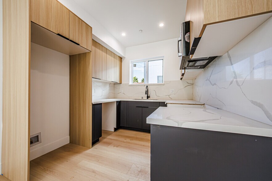 More Photos Of 5209 W 20th St, Los Angeles Multifamily For Sale