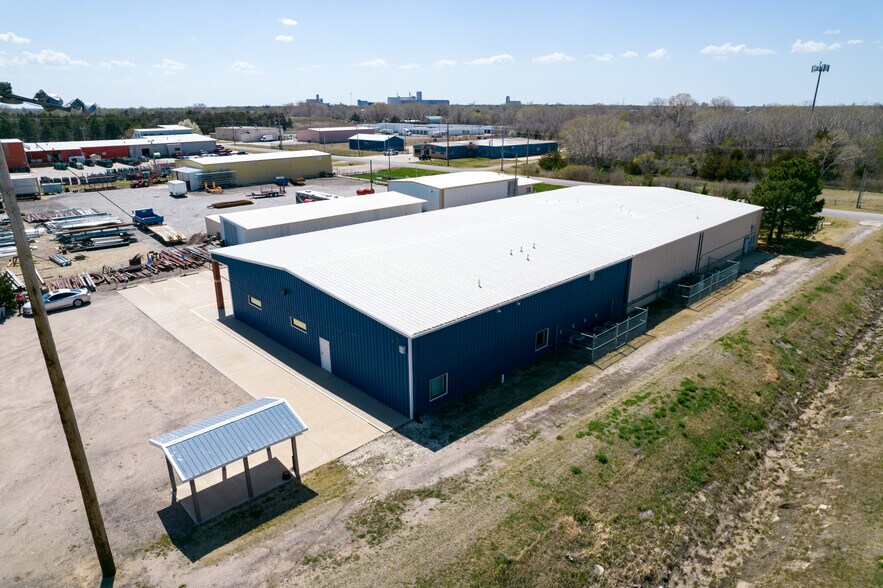 More Photos Of 1302 N Grand St, Hutchinson Flex For Lease