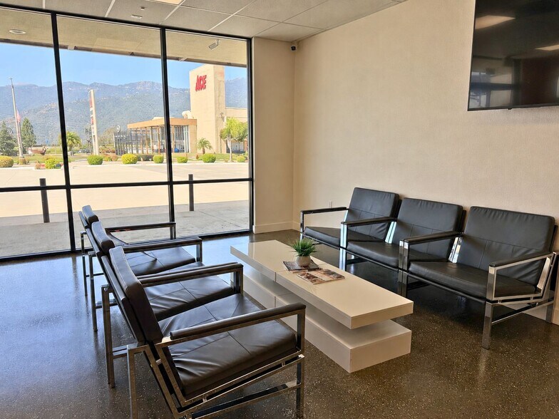 More Photos Of 3061-3075 Foothill Blvd, La Crescenta Storefront Retail Office For Lease